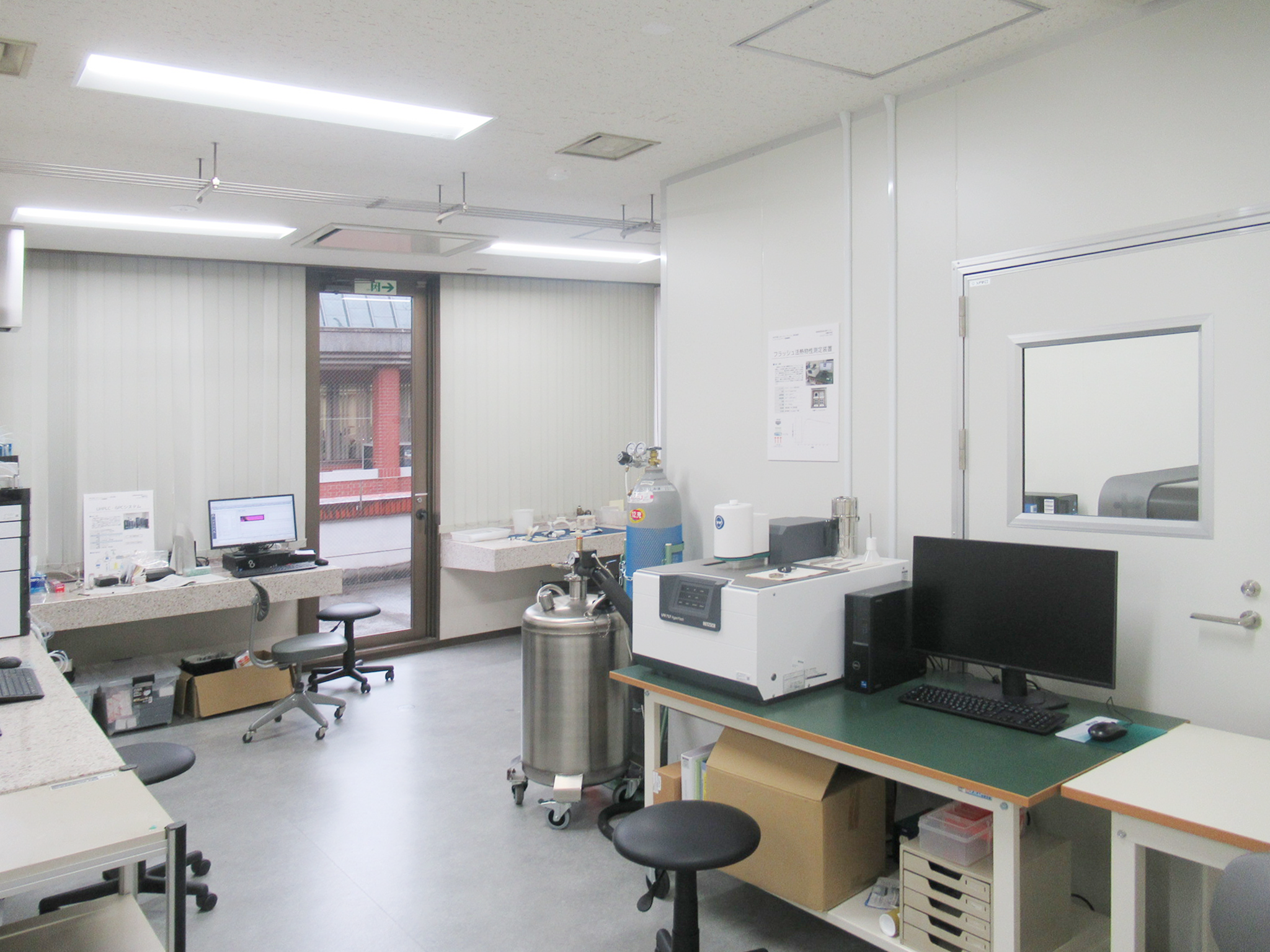 整備した機器の一部2（フラッシュ法熱物性測定装置、UHPLC・GPCシステムなど）